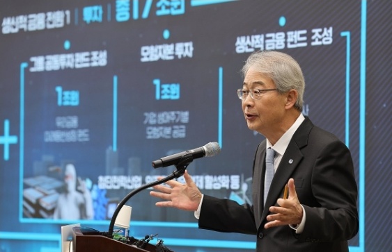 임종룡 우리금융그룹 회장이 29일 서울 중구 우리은행 본점에서 열린 기자간담회에서 우리금융 '미래동반성장 프로젝트'를 발표하고 있다. ＠연합뉴스