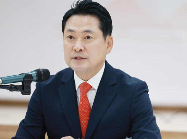 국민의힘 장동혁 대표가 29일 인천시 중구 인천관광공사 대강당에서 열린 최고위원회의에서 당 관계자들에게 인사말을 하고 있다(연합뉴스)