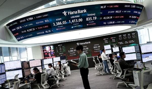 코스피가 급락한 26일 서울 중구 하나은행 딜링룸 현황판에 코스피·코스닥 종가가 표시돼 있다. ＠연합뉴스