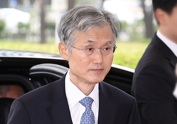 희대 대법원장이 대선개입 의혹 청문회가 열리는 30일 서울 서초구 대법원으로 출근하고 있다. 조 대법원장은 이날 열리는 국회 법제사법위원회 대선개입 의혹 청문회에 지난 26일 불출석 사유서를 제출했다(연합뉴스)