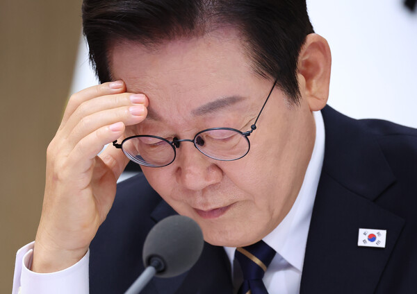 이재명 대통령이 30일 용산 대통령실에서 열린 제44회 국무회의에서 자료를 살펴보고 있다(연합뉴스)