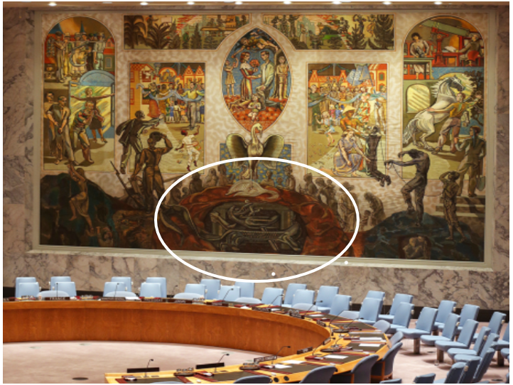 안보리 회의실 정면에 거대한 벽화가 있고, 그 벽화의 중앙 하단 부분에 '붉은 용' 몸체가 무언가를 감싸고 있다.