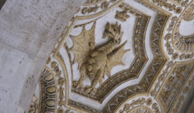 바티칸 베드로 대성당 안 천장에 날개 달린 용의 조각상이 새겨져 있다.이것은 무엇을 뜻하는 것일까?