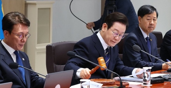 정부는 지난달 30일 오전 서울 용산 대통령실에서 이재명 대통령 주재로 열린 국무회의에서 정부조직법 개정안, 방송미디어통신위원회 설치법 공포안 등 법안을 심의·의결했다. ＠연합뉴스