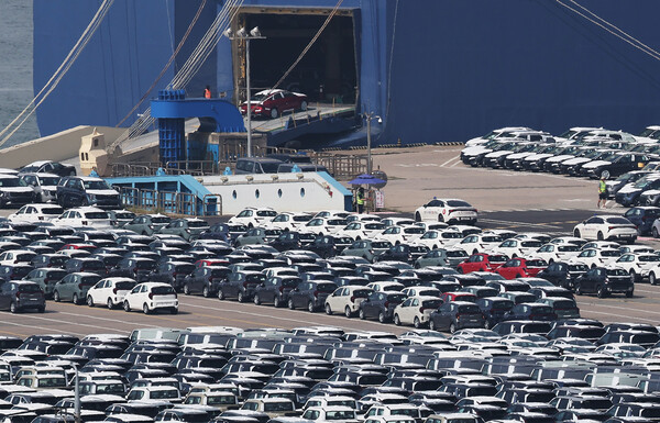 산업통상자원부가 16일 발표한 '2025년 8월 자동차 산업 동향'에 따르면 지난달 한국의 자동차 수출액은 작년 8월보다 8.6% 증가한 55억달러로 집계됐다. 이는 역대 8월 최대 실적이다(연합뉴스)