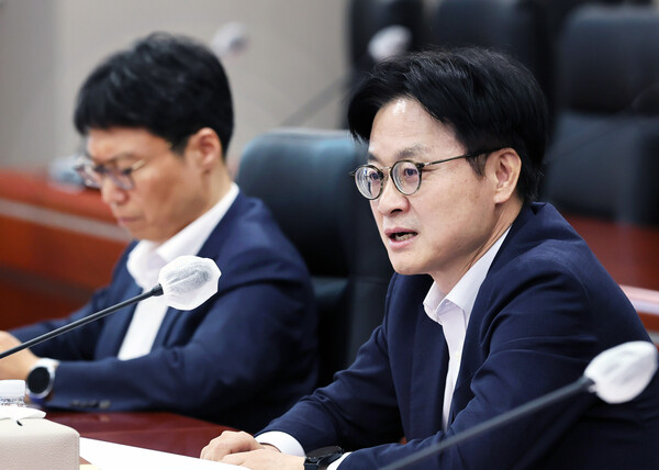 김정관 산업통상자원부 장관이 29일 전남 나주시 한국전력공사 본사를 방문해 전력산업 현안 점검회의를 하고 있다(연합뉴스)