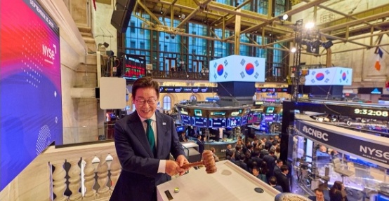 이재명 대통령이 지난 9월25일(현지시간) 미국 뉴욕증권거래소에서 개장벨을 울리기 위해 이동하고 있다.@연합뉴스