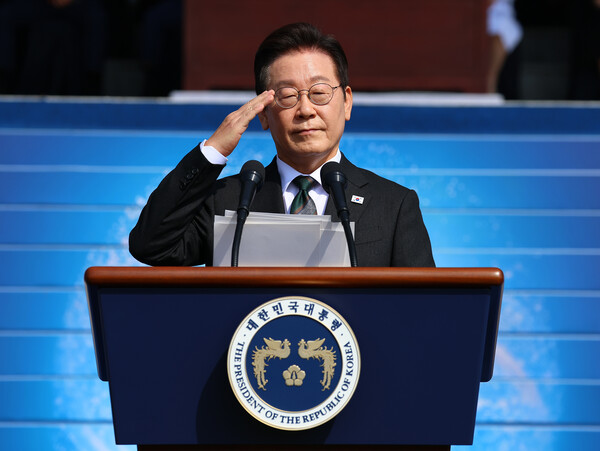 이재명 대통령이 1일 충남 계룡대 대연병장에서 열린 건군 77주년 국군의 날 기념행사에서 거수경례를 하고 있다(연합뉴스)