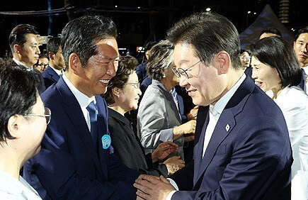 왼쪽부터 정청래 더불어민주당 대표, 이재명 대통령(연합뉴스)