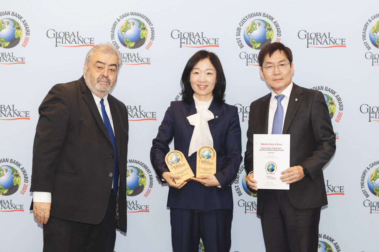 지난 30일 독일 프랑크푸르트에서 열린 ‘Transaction Banking Awards Ceremony 2025’ 시상식에서(오른쪽부터) 김형일 IBK기업은행 전무이사, 서경란 IBK기업은행 경제연구소장, 안드레아 피아노(Andrea Fiano) 글로벌파이낸스 편집장이 기념촬영을 하고 있다.