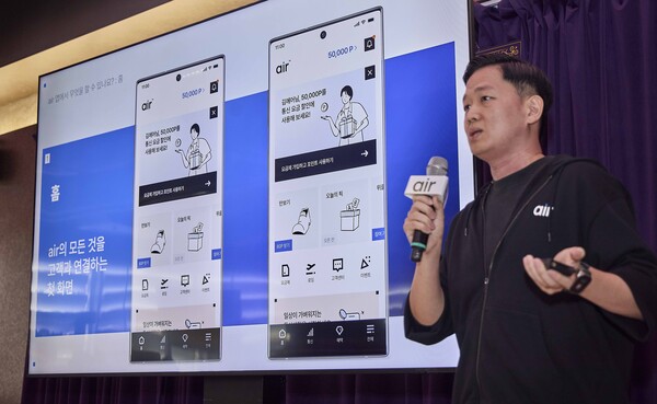 1일 서울 성수동 T팩토리에서 이윤행 SK텔레콤 air기획팀장이 자급제 전용 디지털 통신 서비스 ‘에어(air)’를 소개하고 있다. 사진 제공=SKT.