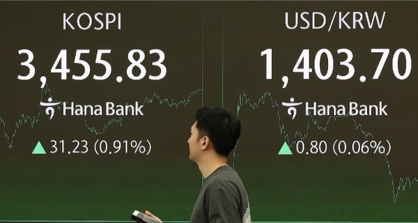 1일 오후 서울 중구 하나은행 본점 딜링룸 현황판에 코스피, 원/달러 환율이 표시돼 있다. ＠연합뉴스