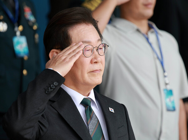 이재명 대통령이 1일 충남 계룡대 대연병장에서 열린 건군 77주년 국군의 날 기념행사에서 거수경례하고 있다(연합뉴스)