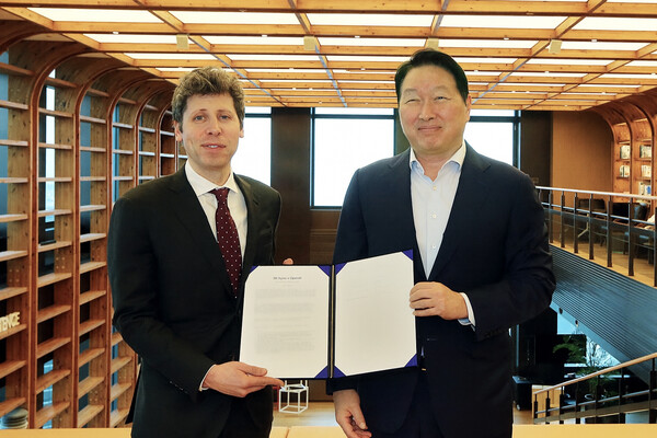 최태원 회장(오른쪽)과 샘 올트먼 오픈AI(OpenAI) CEO(왼쪽) 등 양사 경영진들이 1일 서울 종로구 SK서린빌딩에서 메모리 공급 의향서와 서남권 AI DC 협력에 관한 양해각서를 체결했다. 사진 제공=SK그룹.