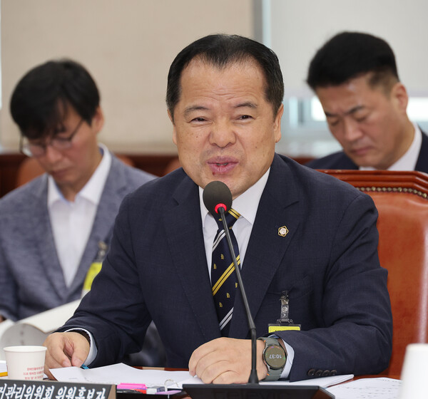 위철환 중앙선거관리위원 후보자가 지난 1일 서울 여의도 국회 행정안전위원회 전체회의에서 열린 인사청문회에서 의원 질의에 답하고 있다. [연합뉴스]