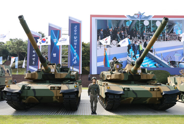 국방부는 건군 77주년을 맞아 국군이 보유한 유·무인 복합체계 신무기를 공개했다. 사진은 지난달 29일 국군의날 미디어데이 행사에서 공개된 K2전차(연합뉴스)