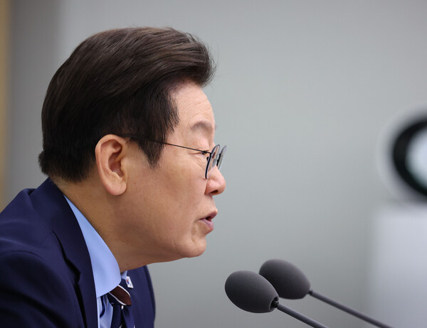 이재명 대통령이 2일 용산 대통령실에서 수석보좌관회의를 주재하고 있다(연합뉴스)