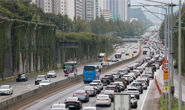 추석 연휴 첫날인 3일 경부고속도로 서울 잠원나들목 인근 하행선이 정체를 빚고 있다. @연합뉴스