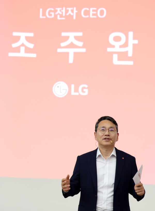 조주완 LG전자 CEO가 2일 부산대 기계관에서 재학생 300명에게 CEO 특강을 진행하고 있다 [사진=LG전자]
