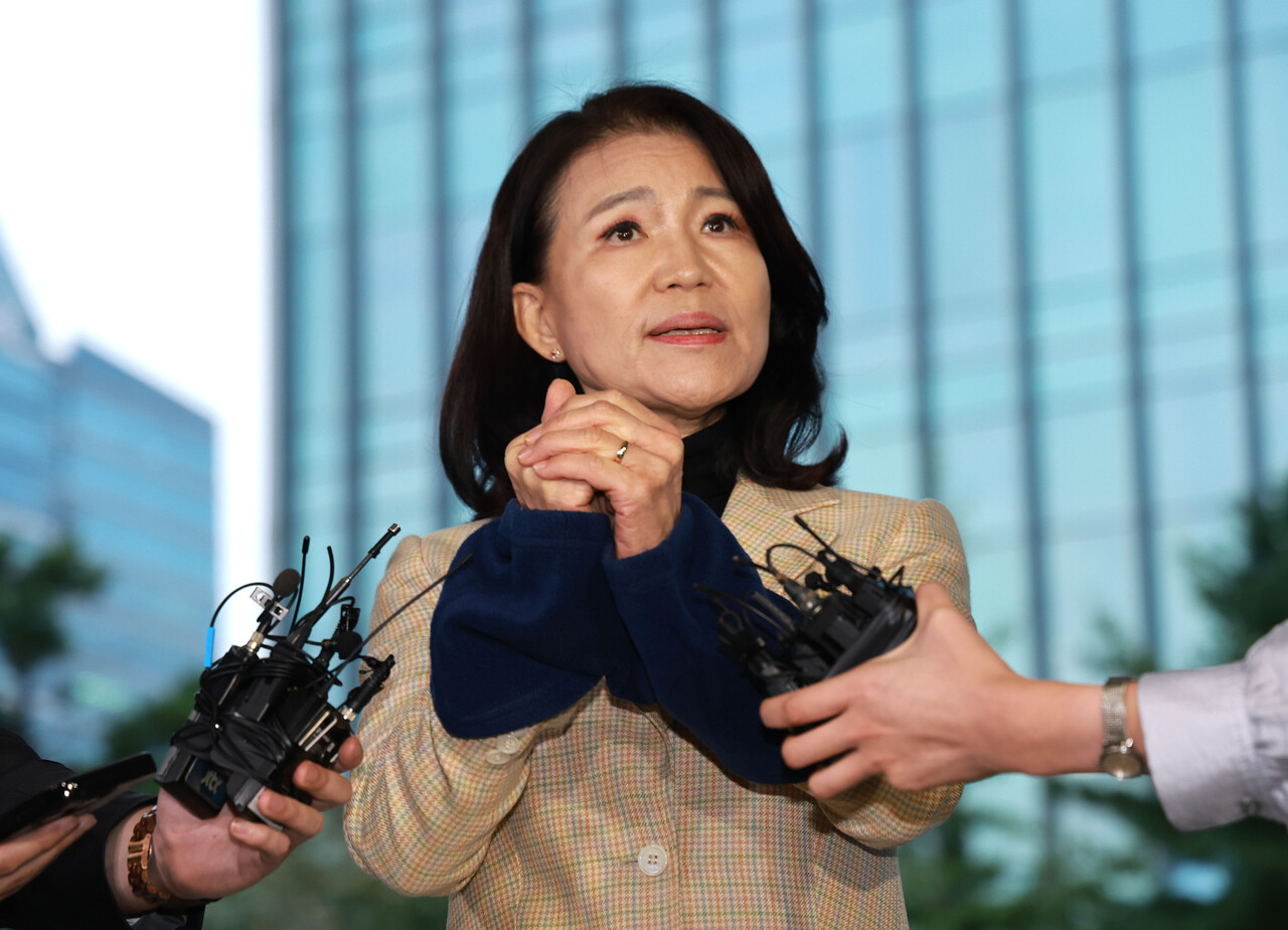 국가공무원법 및 공직선거법 위반 등의 혐의로 체포된 이진숙 전 방송통신위원장이 지난 2일 서울 영등포경찰서로 압송되며 취재진에 발언하고 있다 [사진=연합뉴스] 