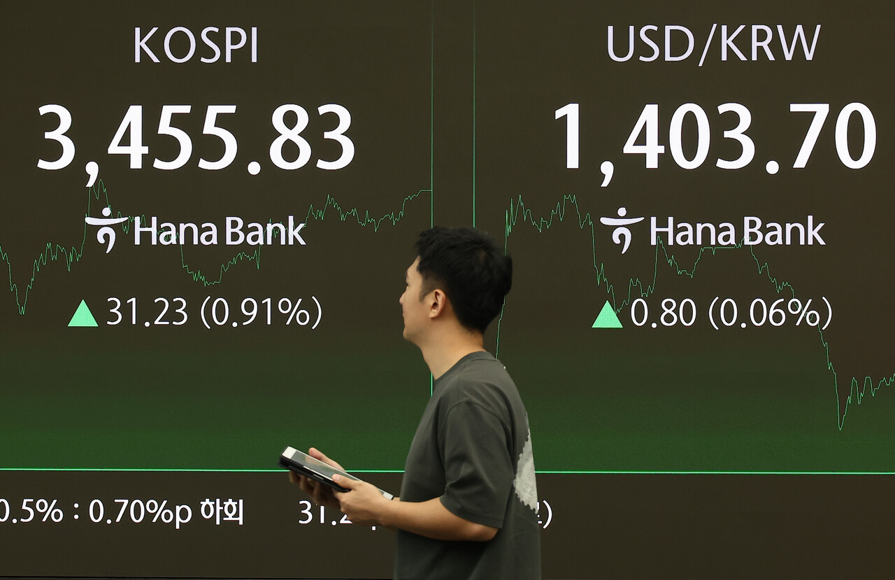 지난 1일 오후 서울 중구 하나은행 본점 딜링룸 현황판에 코스피, 원달러 환율이 표시돼 있다.