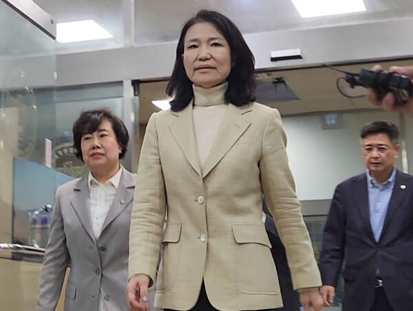  석방된 이진숙 전 방송통신위원장이 4일 오후 서울 영등포경찰서를 나서고 있다(연합뉴스)