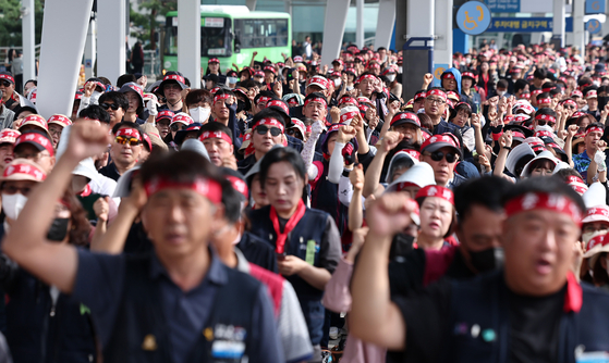 민주노총 공공운수노조 인천공항지역지부 회원들이 2일 인천국제공항 제1여객터미널에서 열린 전면파업 2일차 총파업 결의대회에서 구호를 외치고 있다(연합뉴스)