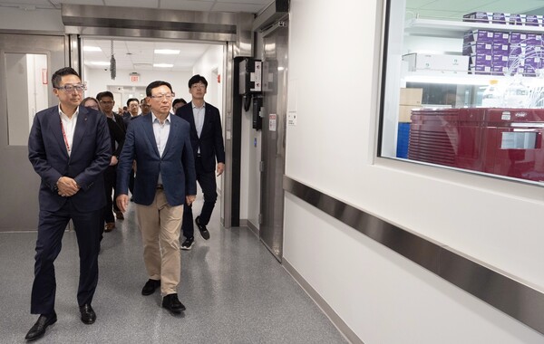 신동빈 롯데그룹 회장(왼쪽 두번째)이 지난 5일 미국 뉴욕주에 위치한 롯데바이오로직스 시러큐스 바이오 캠퍼스를 방문했다. 사진 제공=롯데그룹.