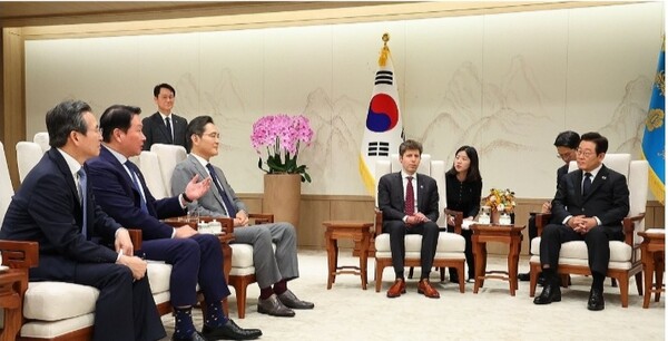 1일 용산 대통령실에서 열린 이재명 대통령과 오픈AI 샘 올트먼 대표의 접견에 참석한 최태원 SK그룹 회장이 발언하고 있다. ＠연합뉴스