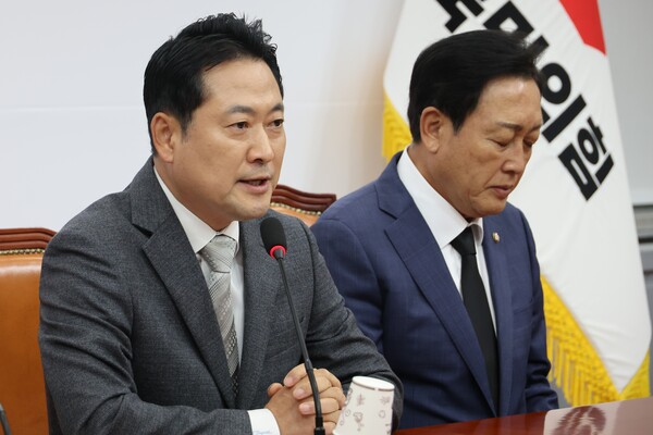 국민의힘 장동혁 대표가 10일 서울 여의도 국회에서 기자회견을 열고, 김건희 여사 관련 의혹을 수사 중인 민중기 특별검사팀에 조사받은 양평군 공무원이 자택에서 숨진 채 발견된 것과 관련해 특검 수사를 비판하고 있다(연합뉴스)