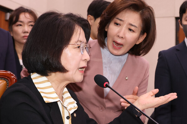 ▲지난 22일 서울 여의도 국회 법제사법위원회에서 국민의힘 나경원 의원이 더불어민주당 소속 추미애 위원장의 질서유지권 발동에 항의하고 있다. [사진=연합뉴스]