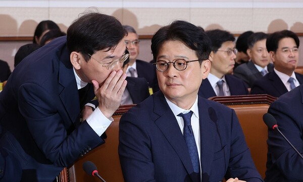 지난해 10월18일 국회 법제사법위원회의 서울고검, 수원고검, 서울중앙지검 등에 대한 국정감사에서 이창수 중앙지검장(오른쪽)과 조상원 4차장이 대화하고 있다.@연합뉴스