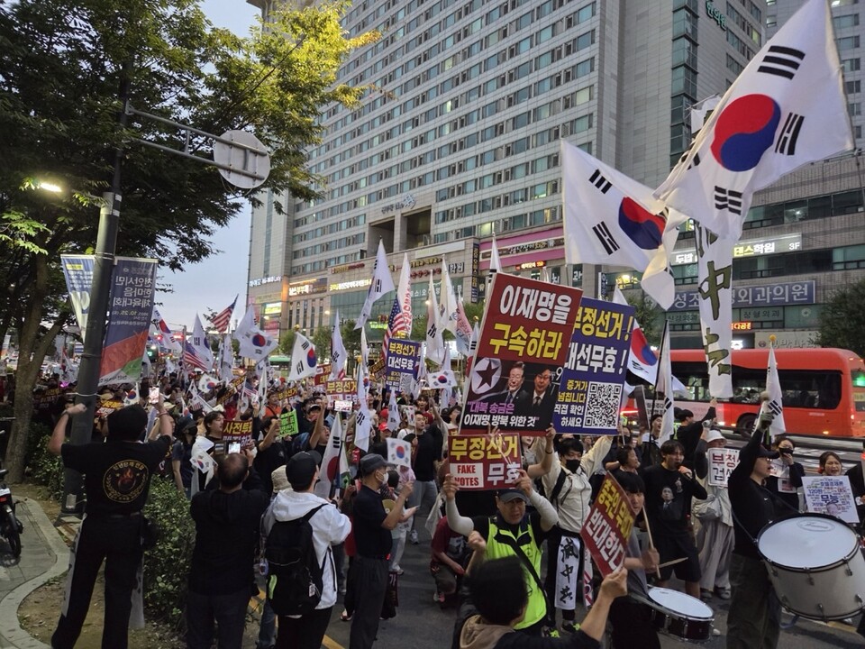 자유계몽청년단 등 '충청연합', 천안 도심 '조국 수호' 행진/ 출처=자몽청