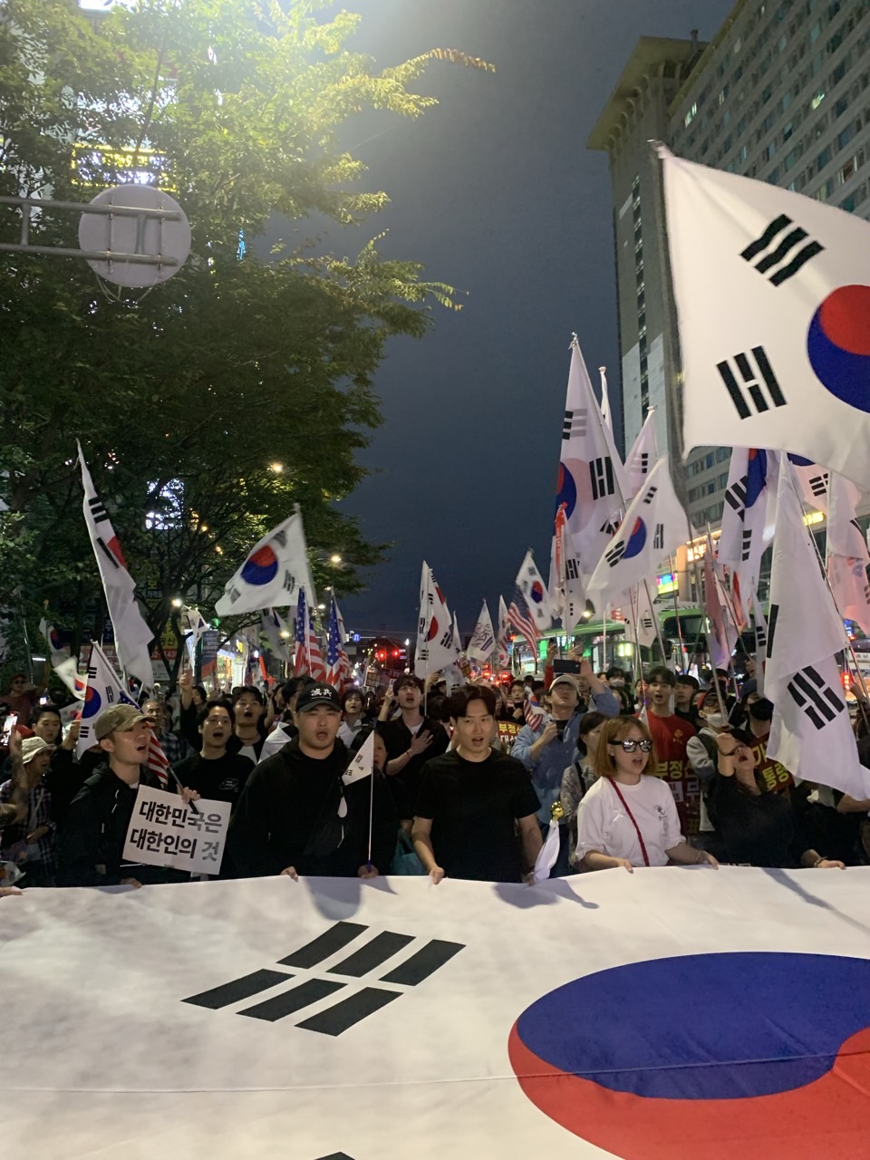 천안 자유계몽청년단 등 '충청연합', 천안 도심 '조국 수호' 행진 성료/ 출처=자몽청