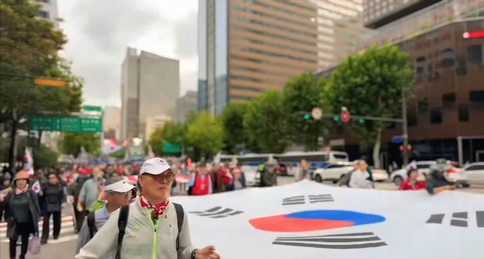 10.11광화문 국민대회, "연방제 결사반대! 자유민주주의 수호!" 외치며 광화문 일대 대규모 행진/ 출처=홍철기TV