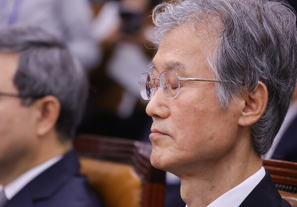 이재명 정부 첫 국정감사가 시작된 13일 서울 여의도 국회에서 열린 법제사법위원회 국정감사에 조희대 대법원장이 출석, 눈을 감고 있다(연합뉴스)