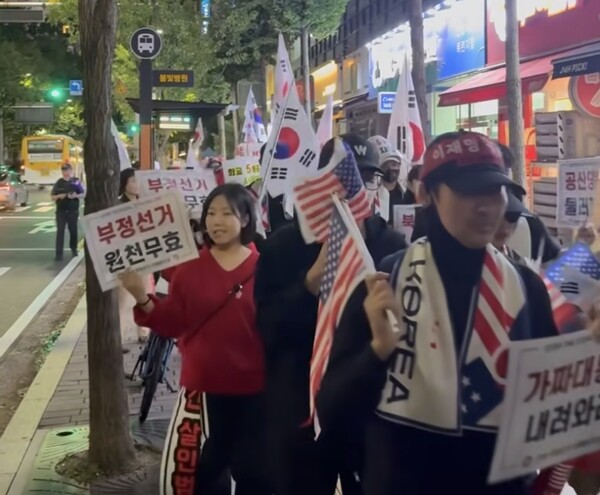 안양부방대, 범계역 일대에서 집회 및 행진 진행... "국민이여 깨어나라!", "자유를 잃고 있다!"
