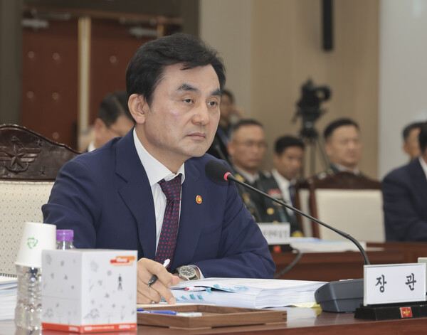이재명 정부 첫 국정감사가 시작된 13일 서울 용산구 국방부 청사에서 열린 2025 국방부 국정감사에서 안규백 국방부 장관이 의원 질의에 답하고 있다(연합뉴스)
