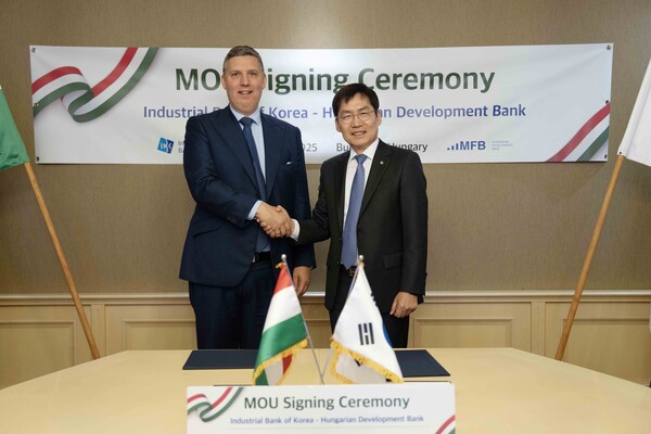 지난 2일(현지시간) 헝가리 부다페스트 소재 헝가리 개발은행 본사에서 김형일 IBK기업은행 전무이사(오른쪽)와 졸튼 잠보키 헝가리 개발은행 전무이사(Zoltán Zsámboki, 왼쪽)가 협약식을 마치고 기념촬영을 하고 있는 모습. 사진 제공=IBK기업은행.