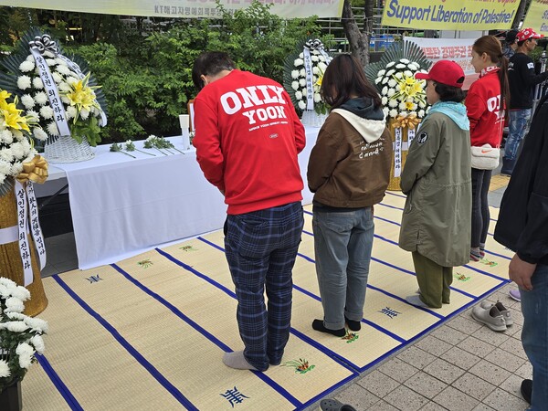 신자유연대와 국민의힘평당원협의회 등 단체들은 지난 12일 오후 김건희 특별검사팀 사무실이 있는 서울 광화문 KT웨스트빌딩 앞 인도에 고인이 된 양평 공무원의 분향소를 설치했다. [연합뉴스]