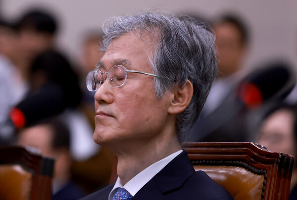  조희대 대법원장이 13일 국회에서 열린 법제사법위원회 국정감사에 출석해 여야 의원들의 설전을 지켜보다 눈을 감고 있다(연합뉴스)