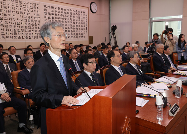  이재명 정부 첫 국정감사가 시작된 13일 서울 여의도 국회에서 열린 법제사법위원회 국정감사에서 조희대 대법원장이 발언하고 있다(연합뉴스)