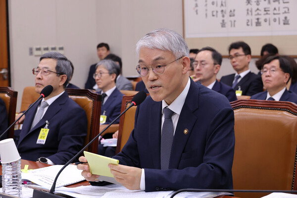 천대엽 법원행정처장이 13일 서울 여의도 국회에서 열린 대법원 등에 대한 법제사법위원회 국정감사에서 의원 질의에 답변하고 있다. [연합뉴스]