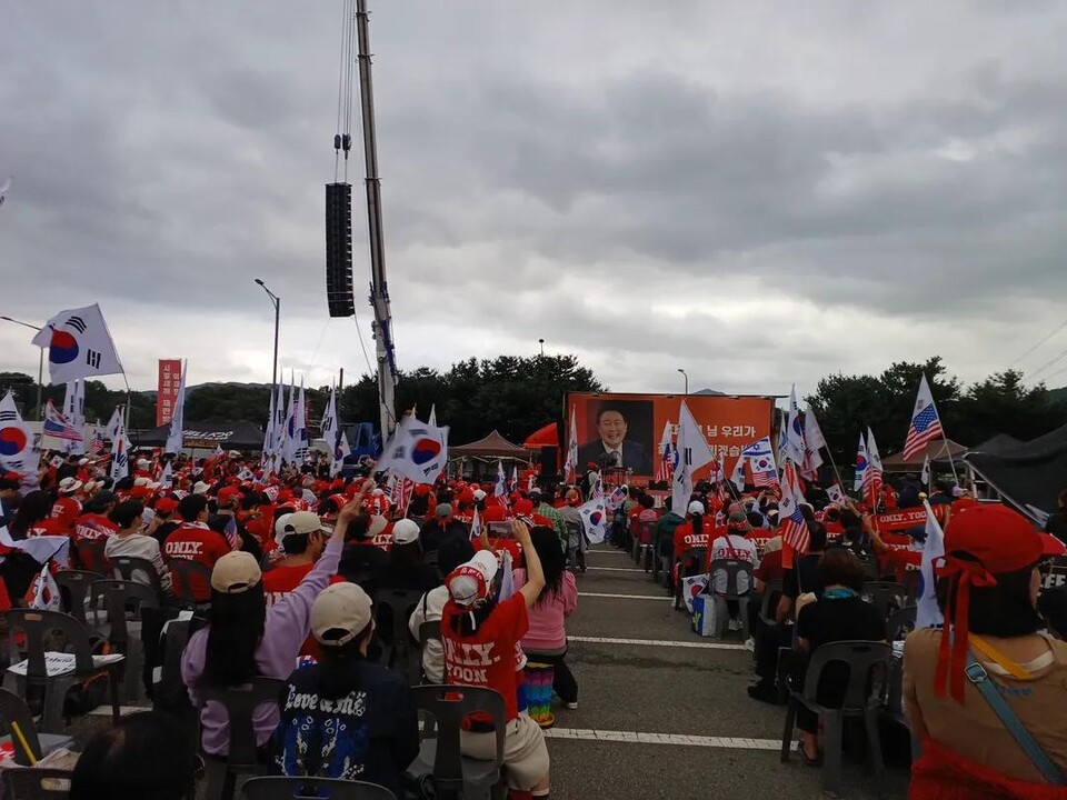 제27회 '윤어게인' 집회, 비 속에서도 뜨거운 외침… "삼권분립·국민 안전 수호" 촉구/ 출처=신자유연대