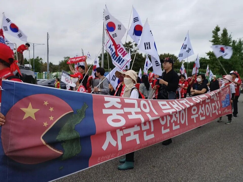 제27회 '윤어게인' 집회, 비 속에서도 뜨거운 외침… "삼권분립·국민 안전 수호" 촉구/ 출처=신자유연대