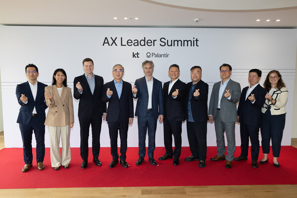 KT 김영섭 대표(왼쪽 네 번째)와 팔란티어 알렉스 카프 CEO(오른쪽 여섯 번째)가 한국에서의 첫 CEO 회동을 마치고 양 사 임원들과 기념사진을 촬영하고 있다. 사진 제공=KT.