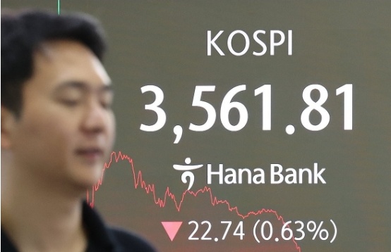 서울 을지로 하나은행 본점 딜링룸 현황판 ＠연합뉴스