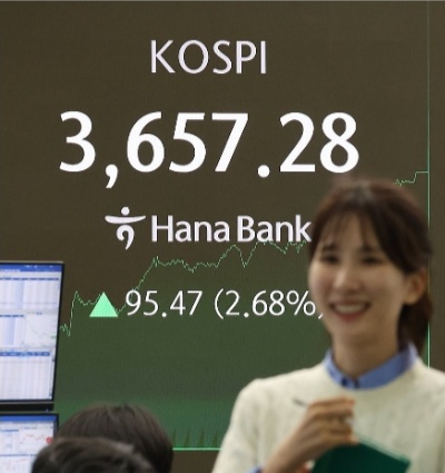 15일 서울 중구 하나은행 딜링룸 현황판에 사상 최고치를 경신한 코스피 종가가 표시돼 있다. ＠연합뉴스