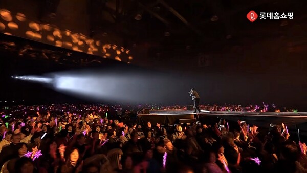 지난해 11월 일산 킨텍스에서 업계 최초로 선보인 대규모 '광클콘서트' 현장 사진. 사진 제공=롯데홈쇼핑.