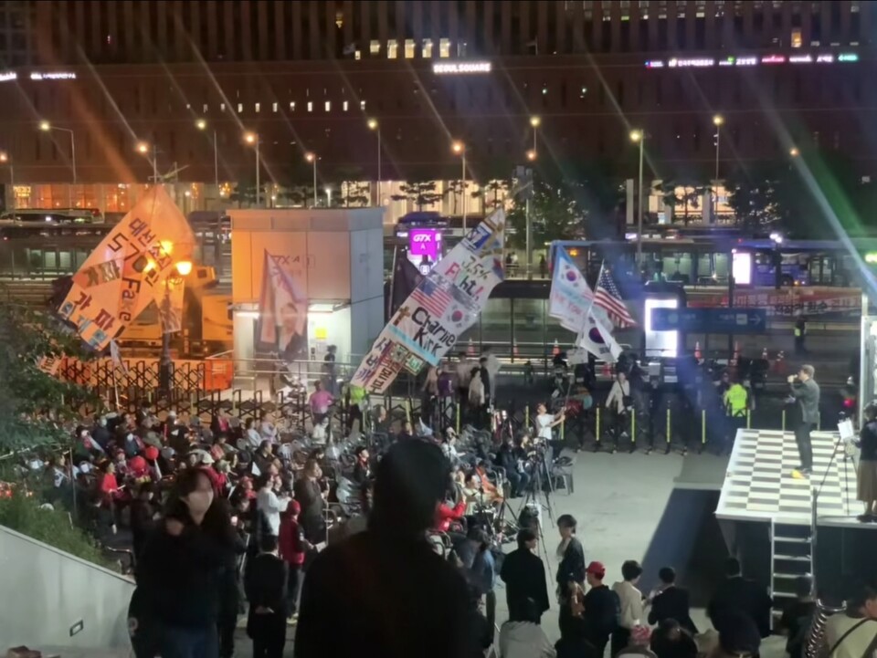 "우리가 찰리커크다!" 서울역서 '찰리커크 정신계승' 철야 집회 성황/ 출처=부방대